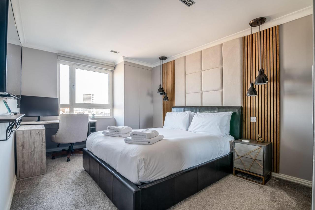 Canary Wharf Retreat with Free Secure Parking — 4-Star Luxury Hotel in London, United Kingdom