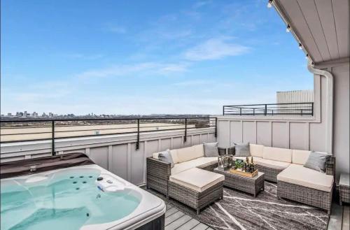 Side by Side Homes with Hot Tubs Sleeps Over 20 Guests — 4-Star Luxury Hotel in Nashville, United States