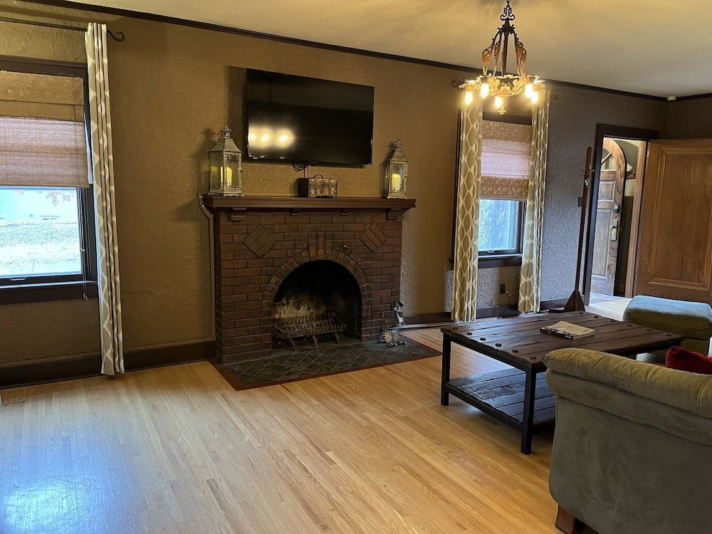 Historic Twin Tudors Inn - photo 28
