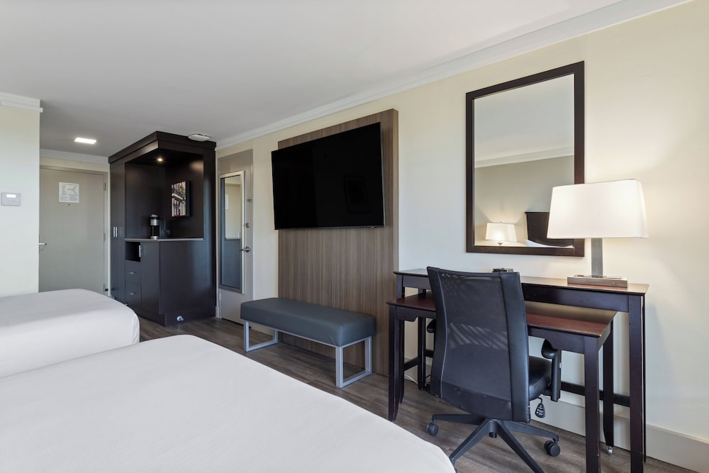Crowne Plaza Executive Center Baton Rouge by IHG - photo 31