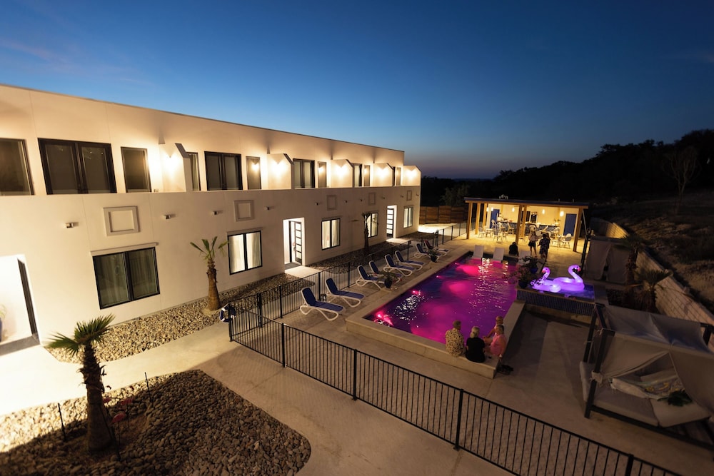 The Bentley Hotel Palm Room Hill Country View - photo 21