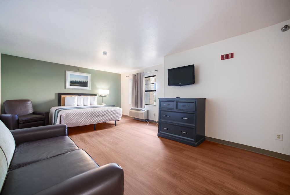 HomeTowne Studios by Red Roof St. Louis Airport N Lindbergh - photo 8