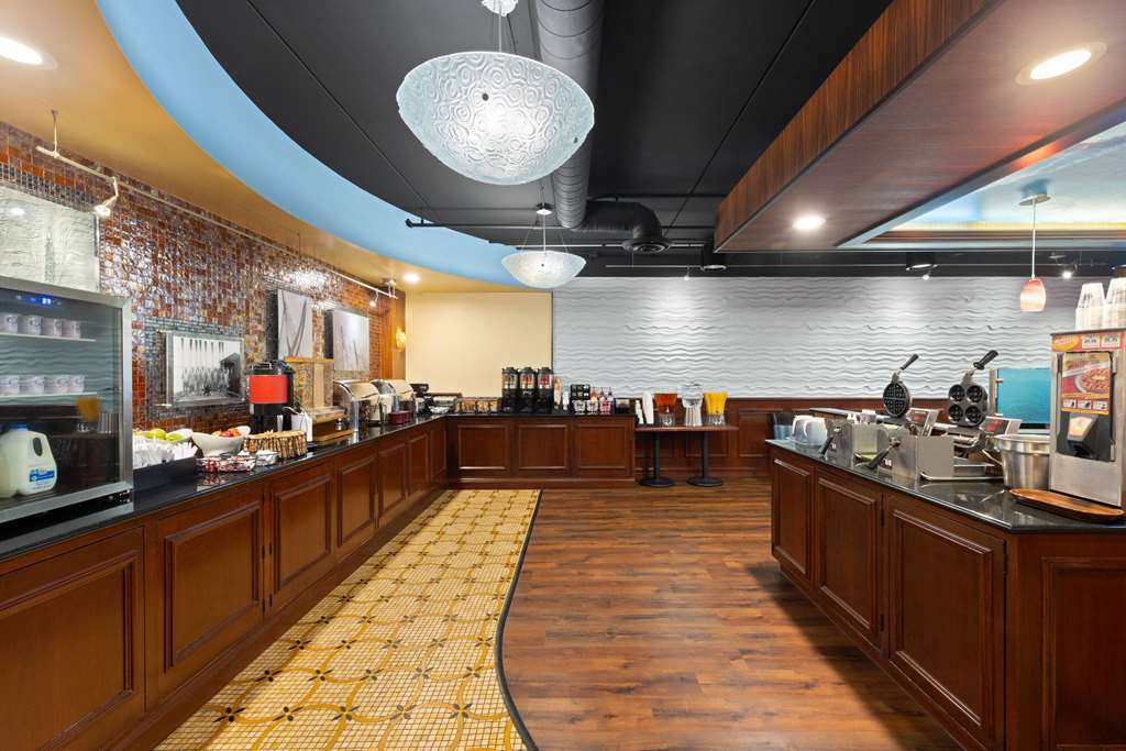 La Quinta Inn and Suites by Wyndham at WaTiki Waterpark - photo 9