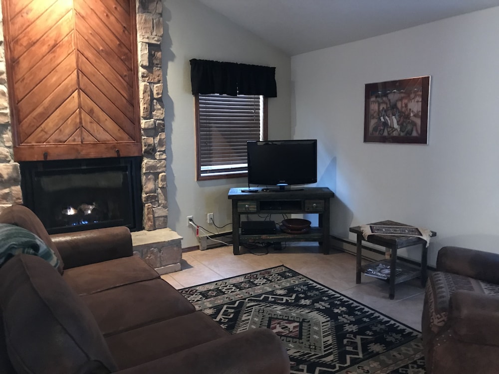 Cozy Angel Fire Condo Half Mi to Resort - featured photo