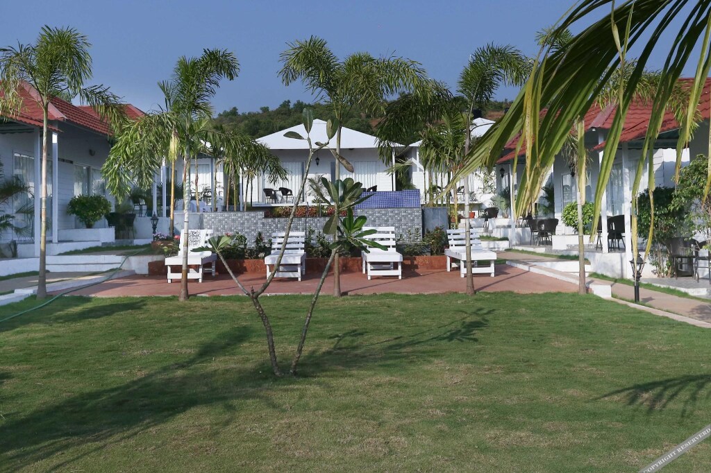 Treebo Pebble Shore Resort — hotel in Morjim