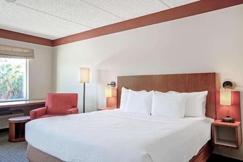 La Quinta Inn & Suites Miami Cutler Ridge - photo 18