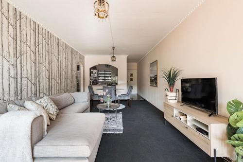 Designer garden 2 Bed apartment 1km to Mandela Sq — 4-Star Luxury Hotel in Johannesburg, South Africa