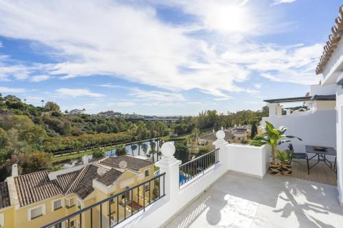 Sunny 3bdr Penthouse Benahavis Golf Area — Benahavis