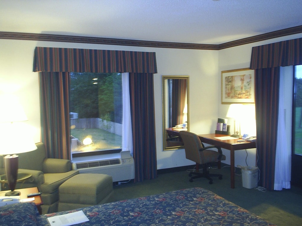 Holiday Inn Express Hotel & Suites Cleveland - photo 6