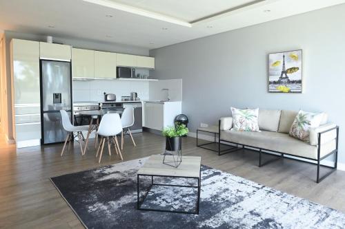 Modern One Bedroom In The Warwick