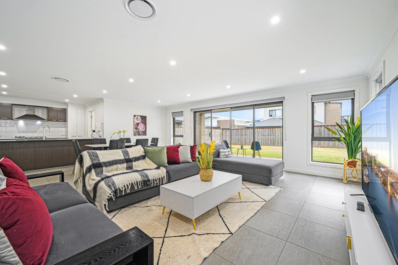 Spacious Modern 5bedroom Retreat Near Gregory Hill — Narellan