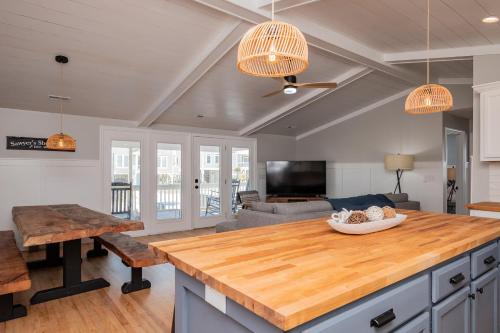Sawyers Shore Shack by Oak Island Accommodations - photo 9