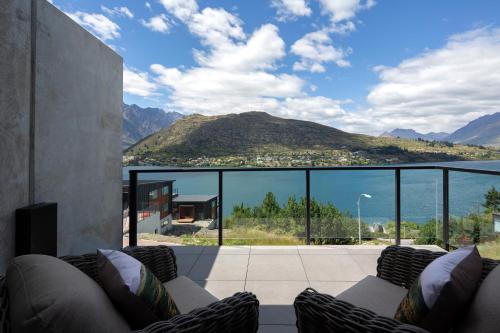 4 BDR Home Captivating Lake Views BBQ AC Garage Unlimited Free Wifi Smart TV — 4-Star Luxury Hotel in Queenstown, New Zealand