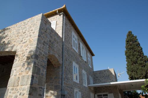Kiki's Houses Vlichos — 4-Star Luxury Hotel in Ydra, Greece
