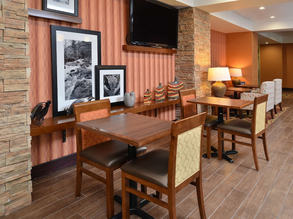 Hampton Inn Ottumwa - photo 4