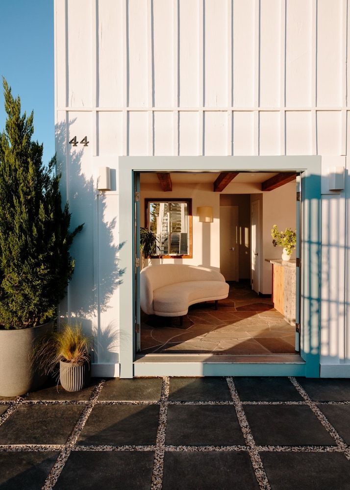 Daunt's Albatross Motel - photo 22