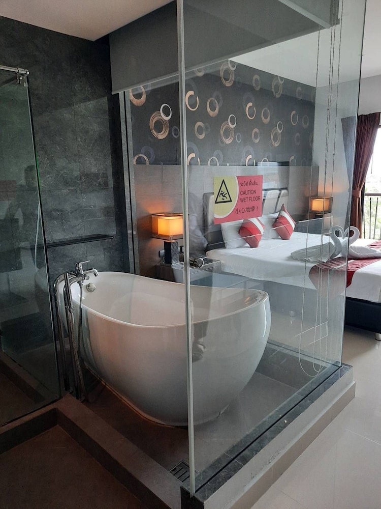 101 Holiday Suites — 4-Star Luxury Hotel in Sattahip, Thailand
