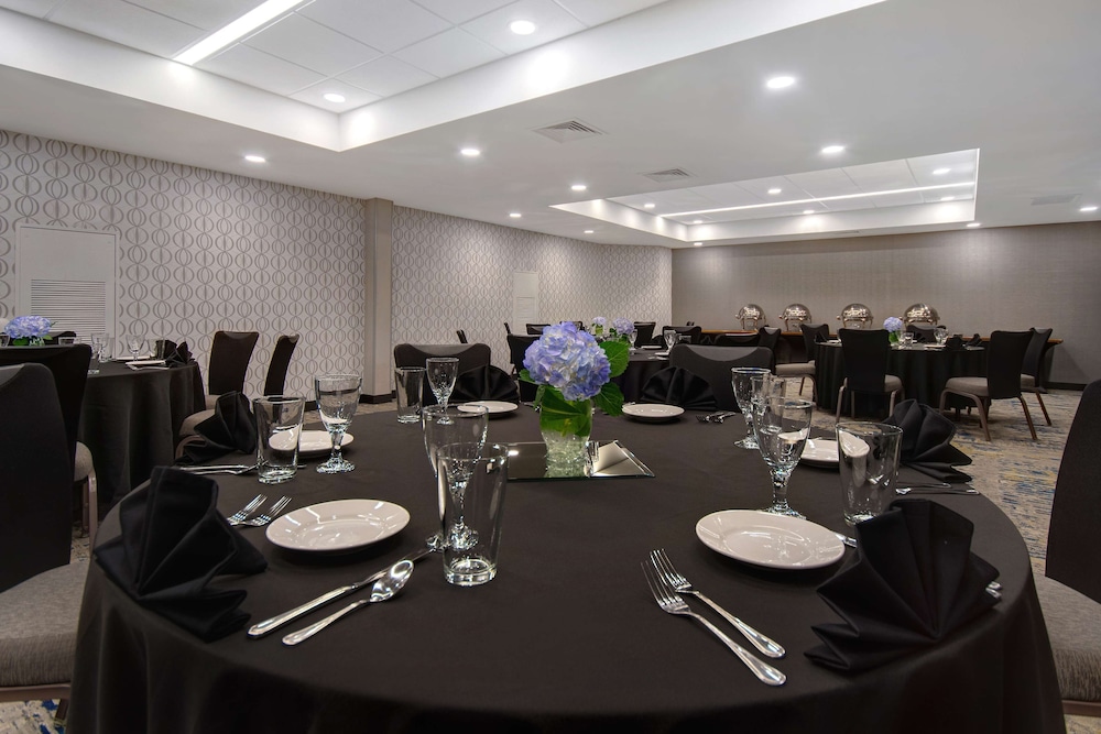 Embassy Suites by Hilton Detroit Metro Airport - photo 49