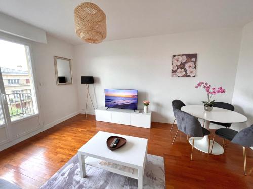 Centre Ville Troyes Le Voltaire in Troyes, France