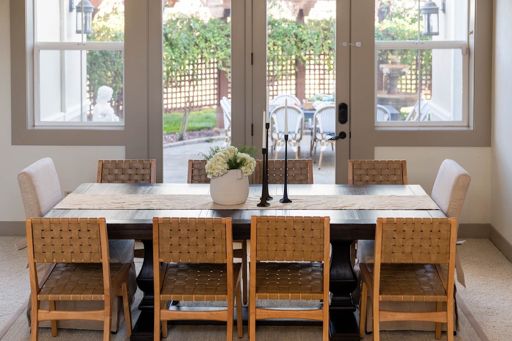 Fiano by Avantstay Centrally Located Haven w Stunning Courtyard & Pool Table - photo 5