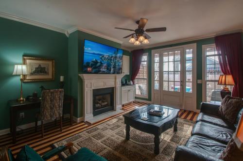 Vacation Home 5 Mins to Down Town 2 Bedrooms 2 Baths Garden Area Hot Tub — 4-Star Luxury Hotel in Nashville, United States