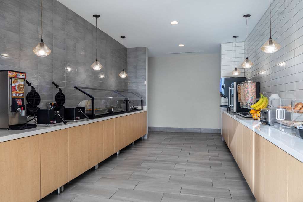 La Quinta Inn & Suites by Wyndham Greensboro Arpt High Point - photo 30