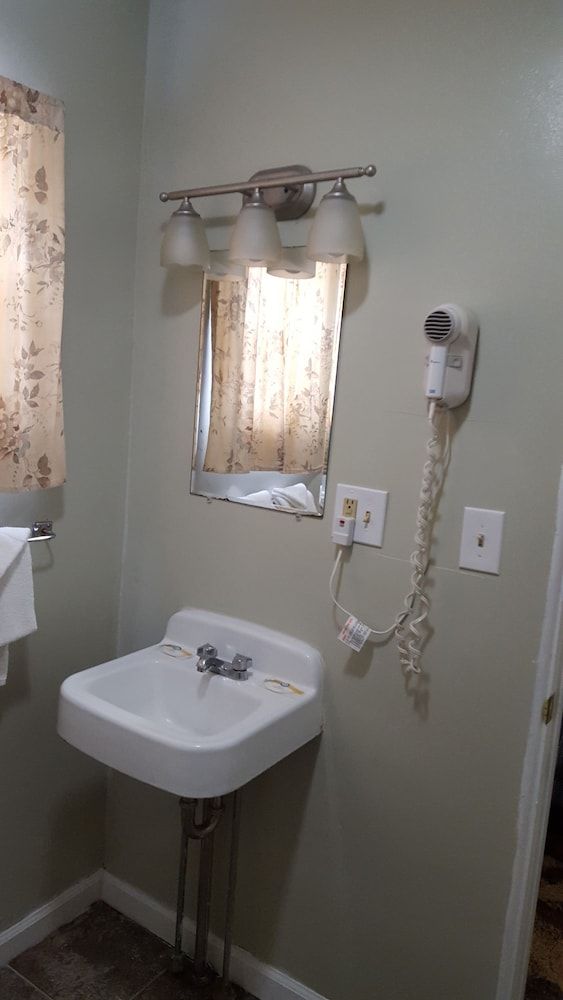 Colonial West Motel - photo 2