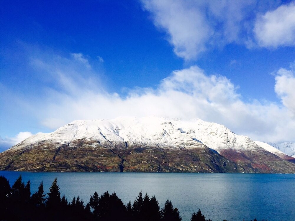 Queenstown Lakeview Holiday Home 5mins to town — 4-Star Luxury Hotel in Queenstown, New Zealand