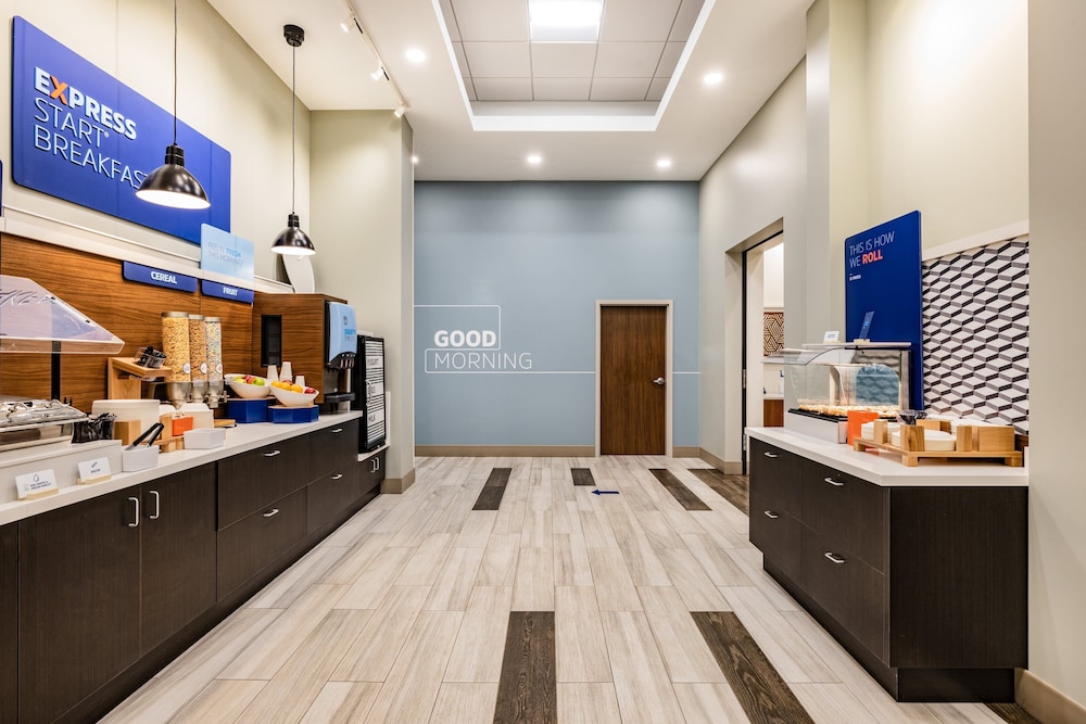 Holiday Inn Express & Suites Lincoln Downtown by IHG - photo 33