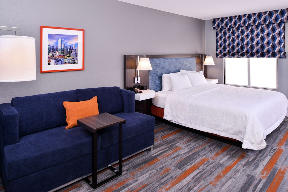 Hampton Inn & Suites Legacy Park Frisco - photo 9