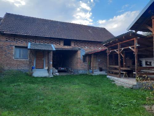 Studio cu bucatarie baie scara interioara etaj cu dormitor openspace curte cu grill terasa