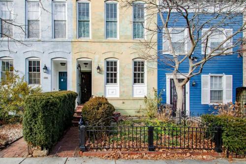 Heart of Capitol Hill Row House Luxury & Location — 4-Star Luxury Hotel in Washington, United States
