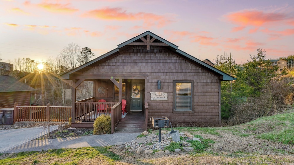 Bear Cove by Avantstay Hot Tub Pool Table in Pigeon Forge, United States
