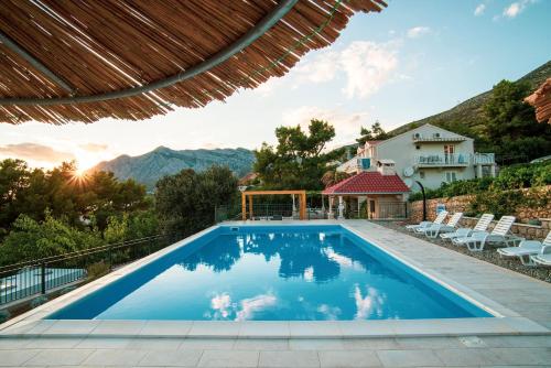 Beachfront Apartments Vala with a swimming pool — 4-Star Luxury Hotel in Orebic, Croatia