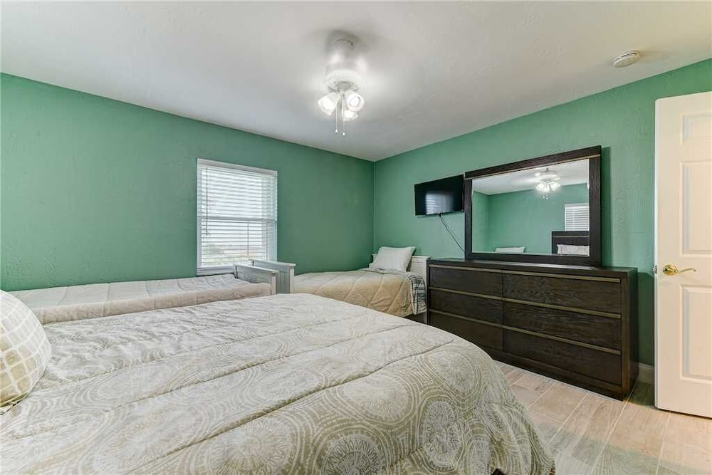 Island Retreat Upper B Ocean Front 2 Bedrooms Sleeps 6 - photo 39