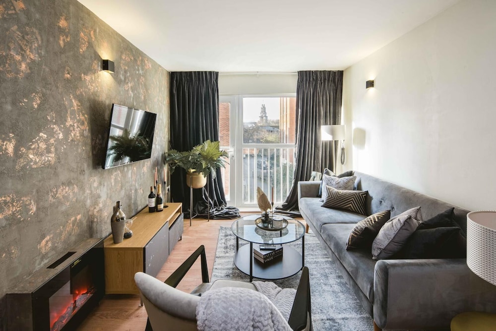 Luxe Living in a 2 bedroom Canary Wharf Haven — 4-Star Luxury Hotel in London, United Kingdom