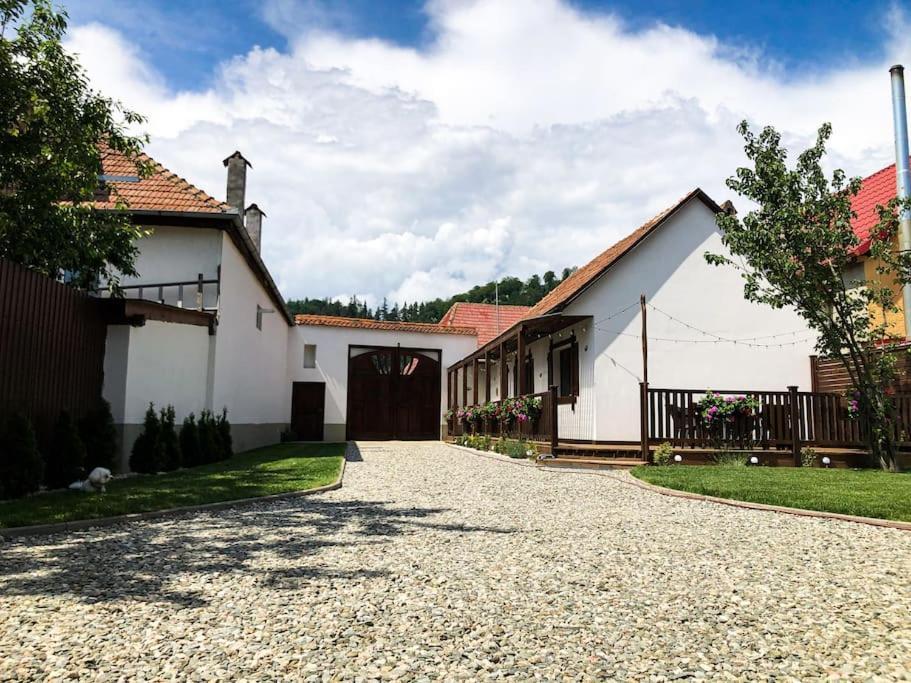 Casa Matteo Rustic & cosy getaway in Zărnești — 4-Star Luxury Hotel in Zarnesti, Romania