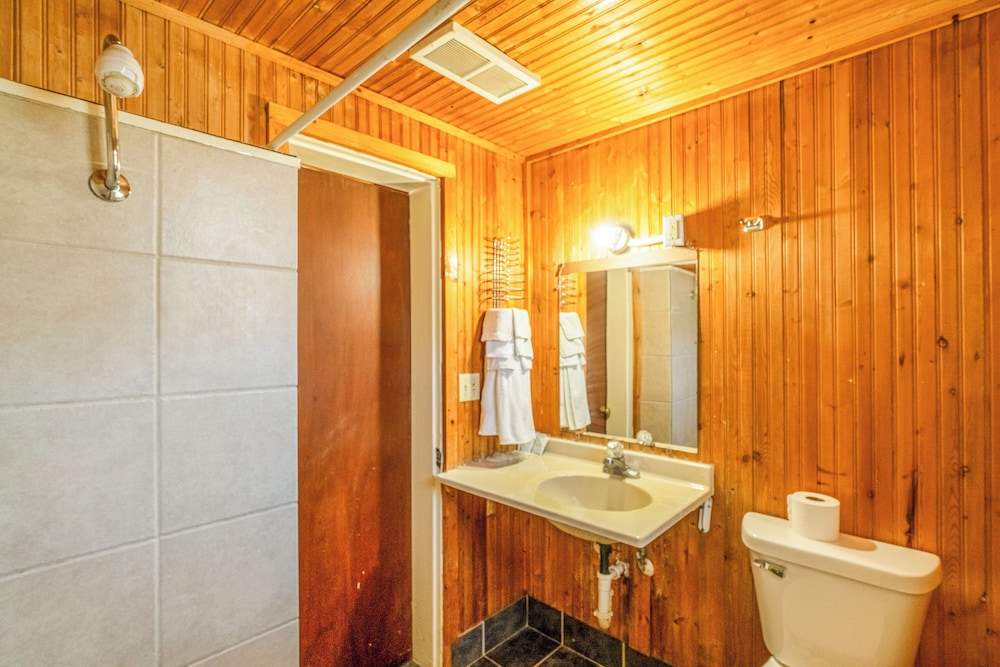 Green Acre Motel by OYO Near Rush County Airport - photo 22