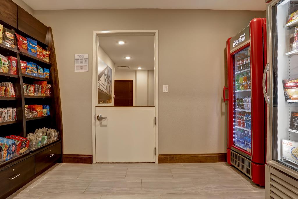 Clarion Hotel Overland Park - photo 5