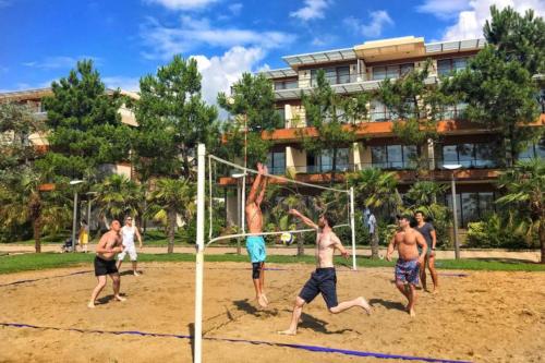 Dreamland Oasis 1st floor Apartment With a Garden by the Sea