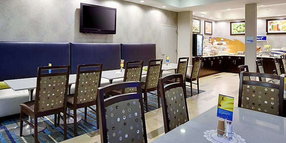 Holiday Inn Express Hotel & Suites Meadowlands Area by IHG - photo 24