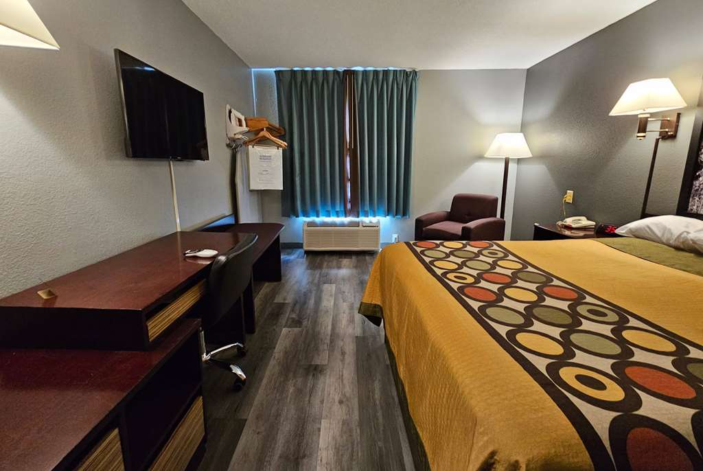 Super 8 by Wyndham Cloverdale - photo 12