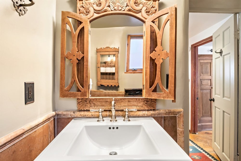 Amor Historic Adobe in the Heart of The Railyard and Downtown Santa Fe Hot Tub - photo 24