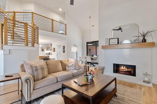 3 Chicks & A Hen Bungalow — 4-Star Luxury Hotel in Frisco, United States