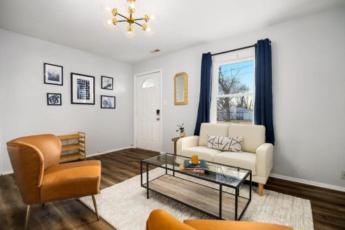 The Modern Elm Escape a cozy 2bd in the Heights — hotel in Peoria Heights
