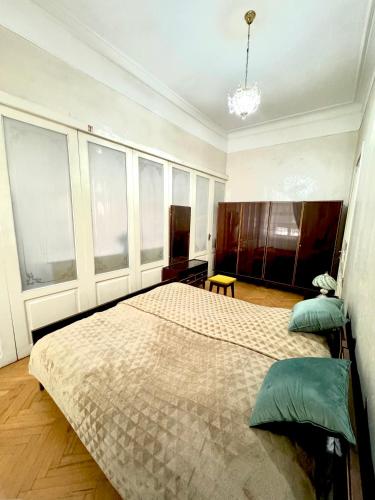 Old Tbilisi Authentic spacious 3BR Apartment with Balcony Walk to Freedom Sq Family friendly