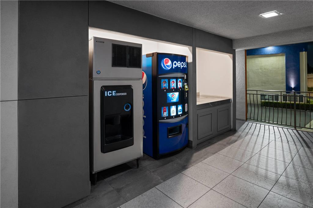 Travelodge Inn & Suites by Wyndham Anaheim on Disneyland Dr - photo 32