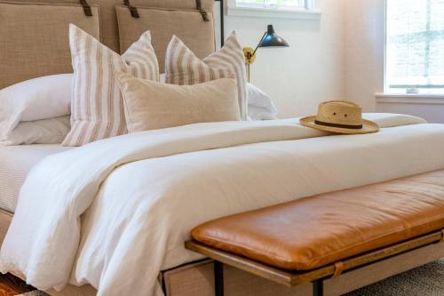 Fab Fred House stylish home with patio oasis — 4-Star Luxury Hotel in Fredericksburg, United States