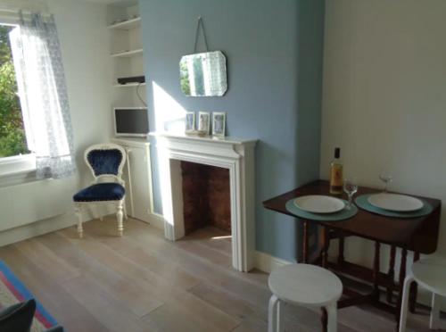 Charming English Style Studio Flat — 4-Star Luxury Hotel in London, United Kingdom