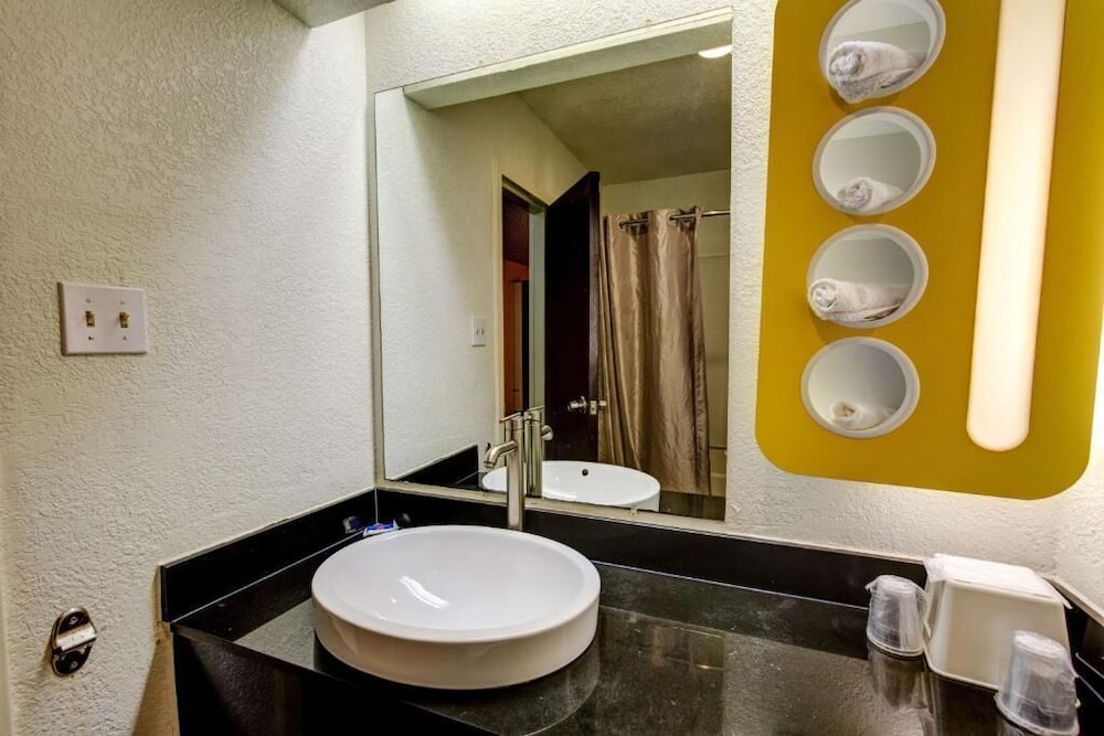 Executive Inn & Suites Hobby - photo 15